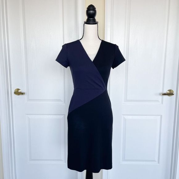 Ann Taylor Size 00P Petite Black Navy Contrast Heart Neckline Knee Length Sheath - Picture 1 of 8